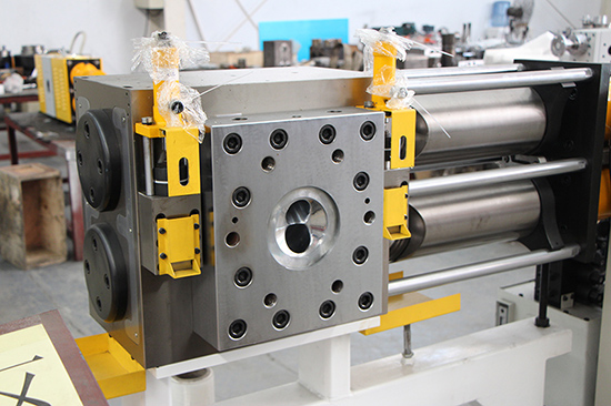 主動反沖刷換網器